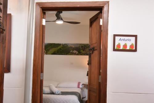 SalaminaLa Estancia Hotel Boutique的一间设有门的房间,可通往一间带一张床的卧室
