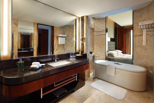 合肥合肥新站利港喜来登酒店的一间带浴缸和大镜子的浴室