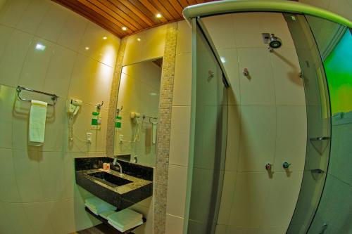 奥林匹亚Hotel Pousada Villa Itália Olímpia的带淋浴和盥洗盆的浴室