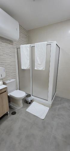 塞图巴尔Alojamento Monte dos Patos的浴室设有卫生间和带毛巾的淋浴。