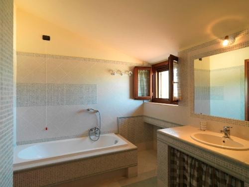 马尔夏诺 橄榄树B&B旅馆的带浴缸和盥洗盆的浴室