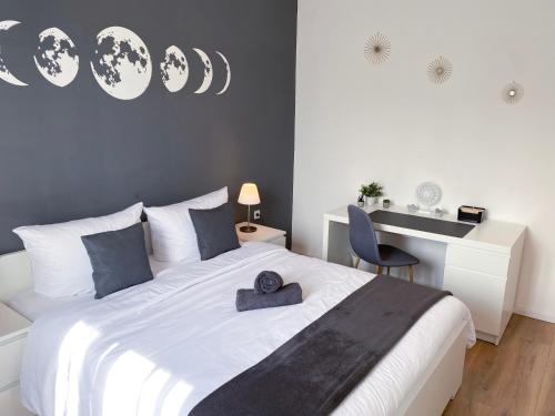 布吕尔NOVA Apartment- Phantasialand I Köln I Bonn的卧室配有一张白色大床和一张书桌