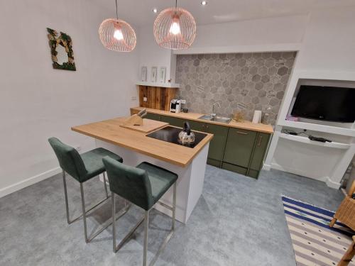 西维德尼察Apartment Emilia的厨房配有水槽和带绿色橱柜的台面。