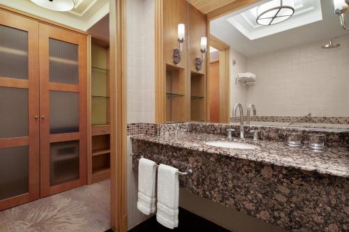 西安西安喜来登大酒店的一间带水槽和镜子的浴室
