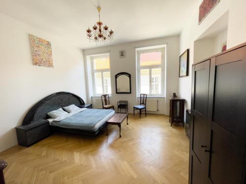 布拉格Center of Prague Apartment 369的客厅配有床和桌子