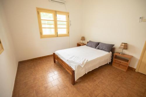 圣多美Apartamento Vista Mar的卧室配有白色的床和窗户。