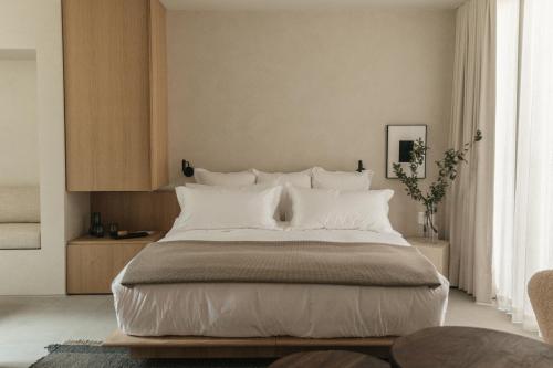 墨西哥城Octavia Casa的卧室配有带白色枕头的大床