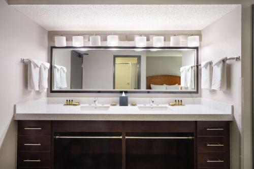 佩吉鲍威尔湖贝斯特韦斯特优质酒店的一间带两个盥洗盆和大镜子的浴室