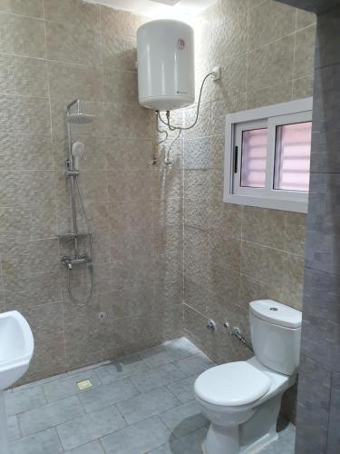 巴马科Villa meuble golf的浴室配有卫生间、淋浴和盥洗盆。