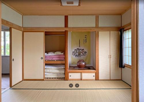 富良野FURANO UEDA HOUSE的一间小房间,房间内设有一张床