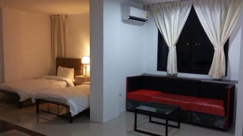 Kamphaeng Saen米图坎盘沙恩公寓式酒店的酒店客房设有两张床和窗户。