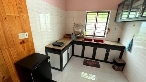 富国Phu Nam House - Resort的一个带水槽和柜台的小厨房