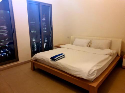 亚喀巴Flat Luxury 2 bed rooms apartment talabay aqaba的床上挂着一双鞋的睡床
