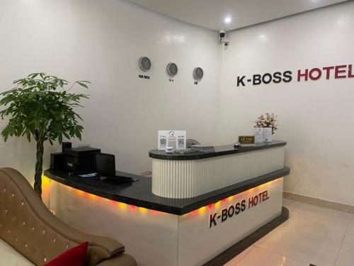 北宁K-BOSS Hotel的饭店设有前台的一个售货亭