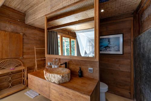 蓝梦岛Morin Resort的一间带大型木制水槽和卫生间的浴室