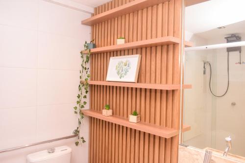 若昂佩索阿Ecotambaú, Espetacular Flat Com Piscina ao Lado da Praia的浴室设有木墙,毗邻厕所