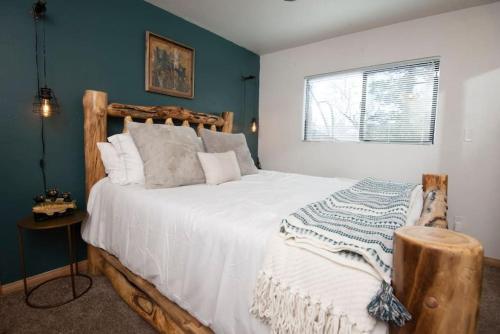 大熊湖Rather Be Mountain Getaway的卧室配有一张大白色床和窗户