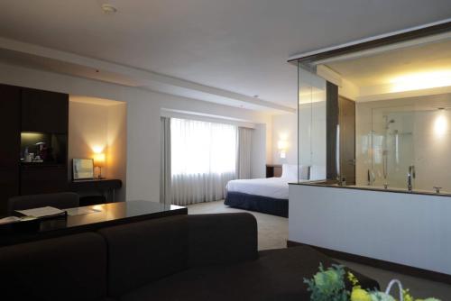 台北国联大饭店的酒店客房设有一张床和一面大镜子