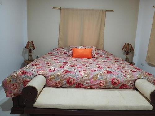 Las TunasNueva Tierra的床上有一个橙色枕头