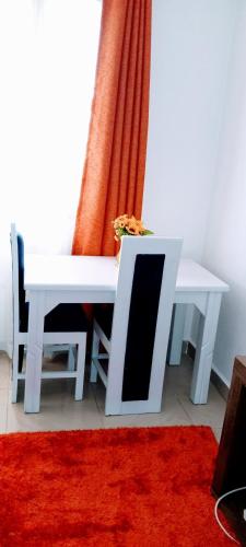 基苏木Comfort Inn的白色的餐桌和红色地毯
