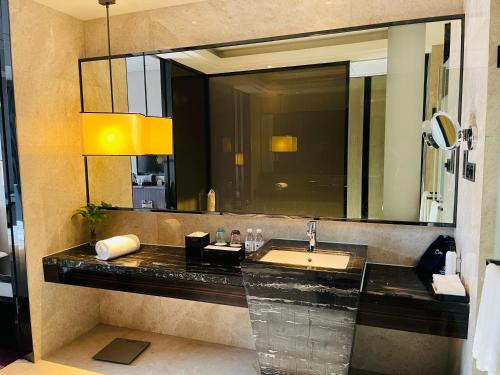 当涂马鞍山万达嘉华酒店的一间带水槽和大镜子的浴室