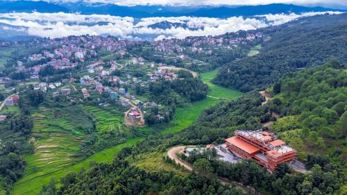 图利凯尔Sky Garden Resort的树木繁茂的山谷中小镇的空中景色