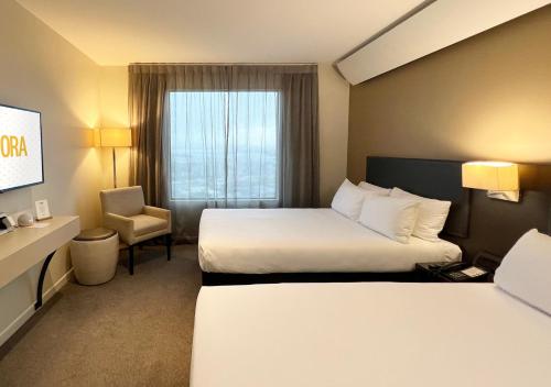 奥克兰苏迪马酒店的酒店客房设有两张床和窗户。