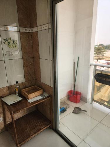 布拉柴维尔appartement nid的带淋浴的浴室和玻璃门