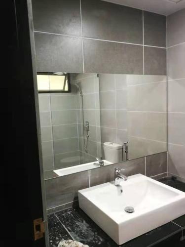伯恩仓COZY HOME COPTHONE RESORT的浴室设有白色水槽和镜子