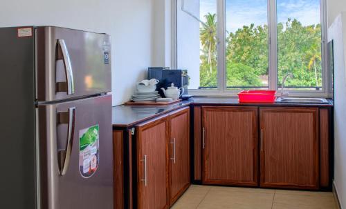 韦利格默Pavulak的厨房配有不锈钢冰箱和木制橱柜