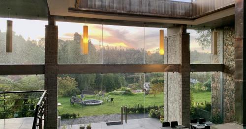 科代卡纳尔Mountain Retreat Kodai的享有庭院景致的大型玻璃窗