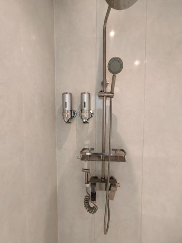 仙本那卡瑟卡瑟旅馆的浴室内配有带吊灯的淋浴