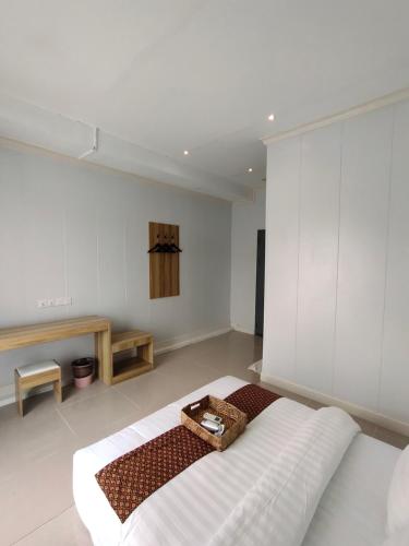 仙本那卡瑟卡瑟旅馆的一间白色的大房间,里面设有一张床