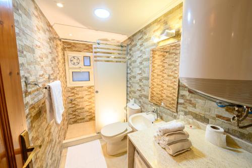 卢克索Rhapsody of Luxor的客房内设有带水槽和卫生间的浴室