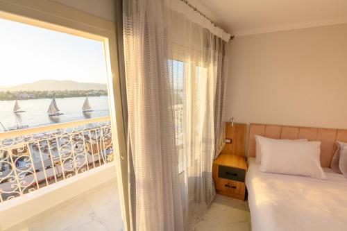 卢克索Rhapsody of Luxor的一间卧室设有海景窗户