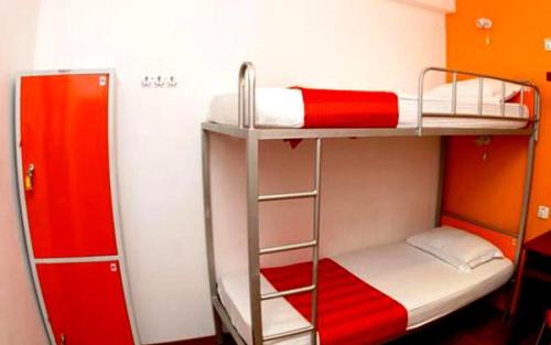 科伦坡城市休闲福特酒店的红色和白色的客房内的两张双层床