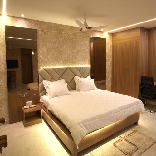 甘吉布勒姆Hotel TamilNadu, Kancheepuram的一间卧室,卧室内配有一张大床