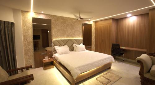 甘吉布勒姆Hotel TamilNadu, Kancheepuram的卧室配有一张白色大床