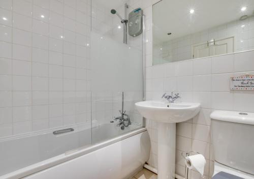 波斯考尔Tegeirian的白色的浴室设有水槽、浴缸和卫生间。