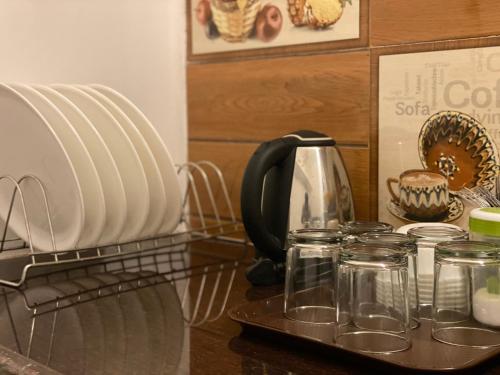 蓬蒂切里Le Poshe Suite的盘子柜台,咖啡壶和盘子