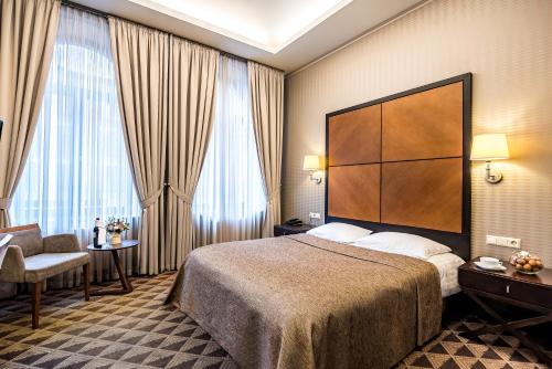 考纳斯VICTORIA Hotel Kaunas的酒店客房设有一张床和一个大窗户