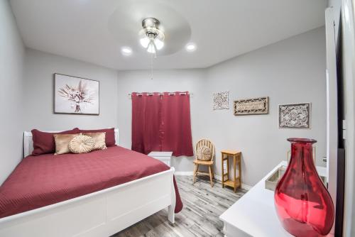 新布朗费尔斯Wine and Dine IC 309的一间卧室配有红色的床和红色的花瓶