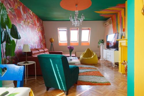 哥鲁拜克Apartment Amore Mio的带沙发和吊灯的客厅
