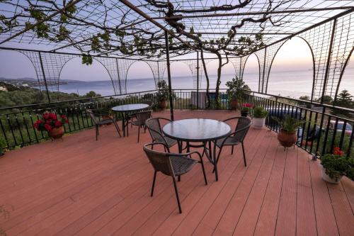 卡拉马塔Hotel Panorama的露台设有桌椅