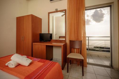 卡拉马塔Hotel Panorama的一间卧室配有一张床、一张书桌和一面镜子