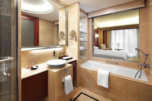 深圳深圳大中华喜来登酒店的带浴缸、水槽和镜子的浴室