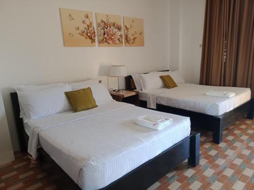 巴纳韦TAM-AN HOTEL BANAUE的一间酒店客房,房间内设有两张床