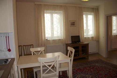 维也纳毕蔓仁塔尔公寓的厨房以及带桌椅的用餐室。