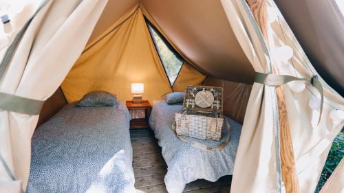 莱斯波特斯Camping La Prée的帐篷内带两张床的房间