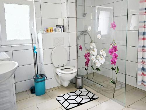 曼海姆Work & Stay in Mannheim的浴室配有卫生间和鲜花。